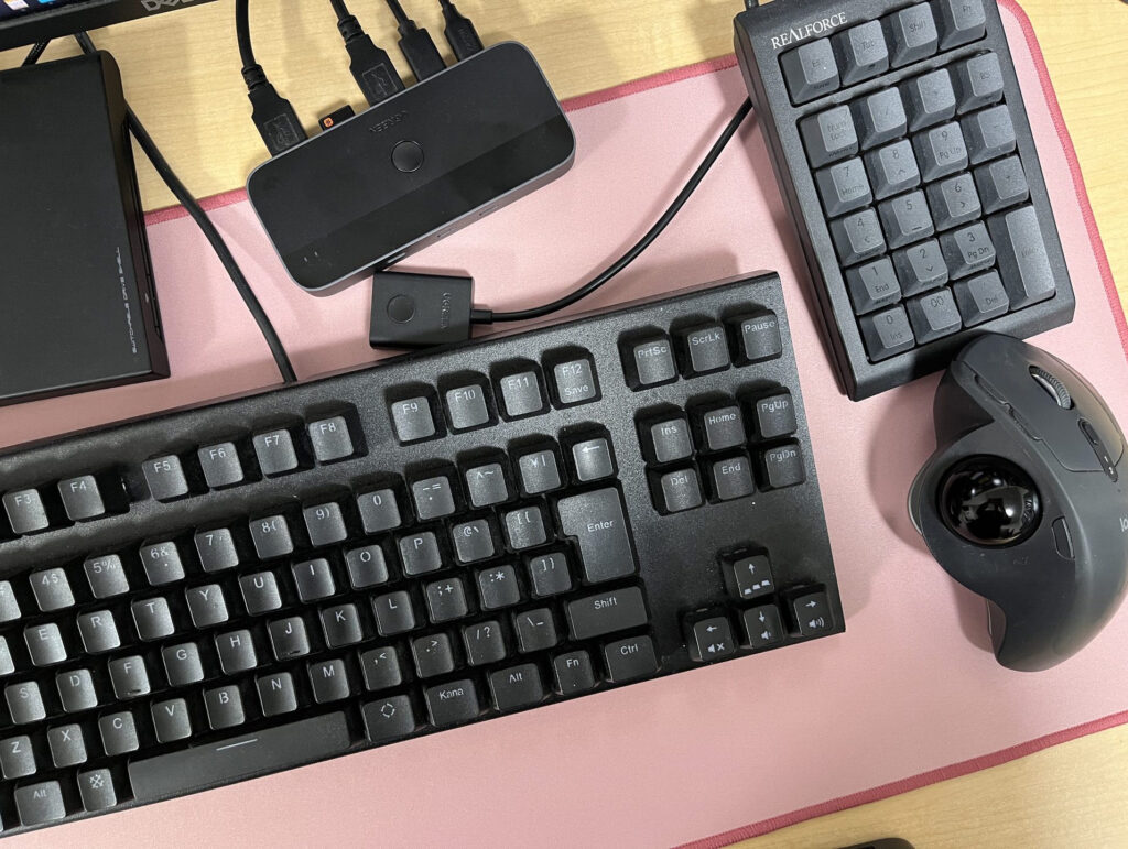 UGREEN 2入力4出力の本体と手元の切替ボタン