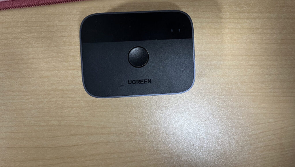 UGREEN 2入力2出力の本体と切替ボタン